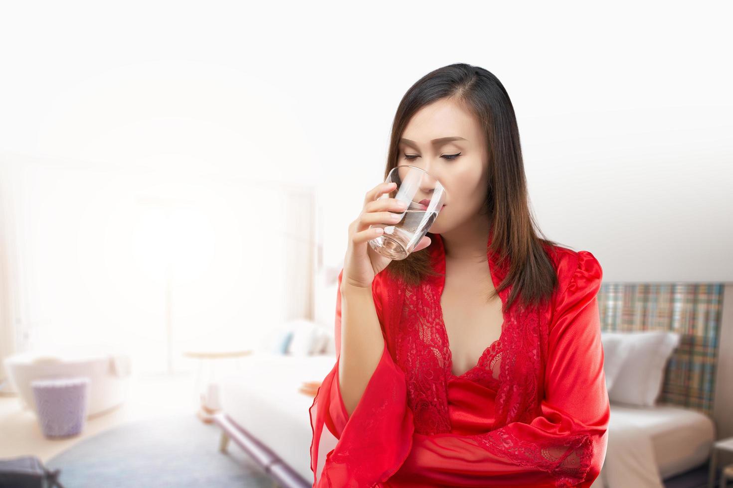 Frauen trinken morgens Wasser foto