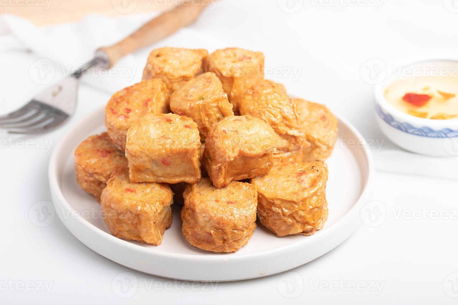 frittierte Hühnerbrötchen in einem weißen Teller foto