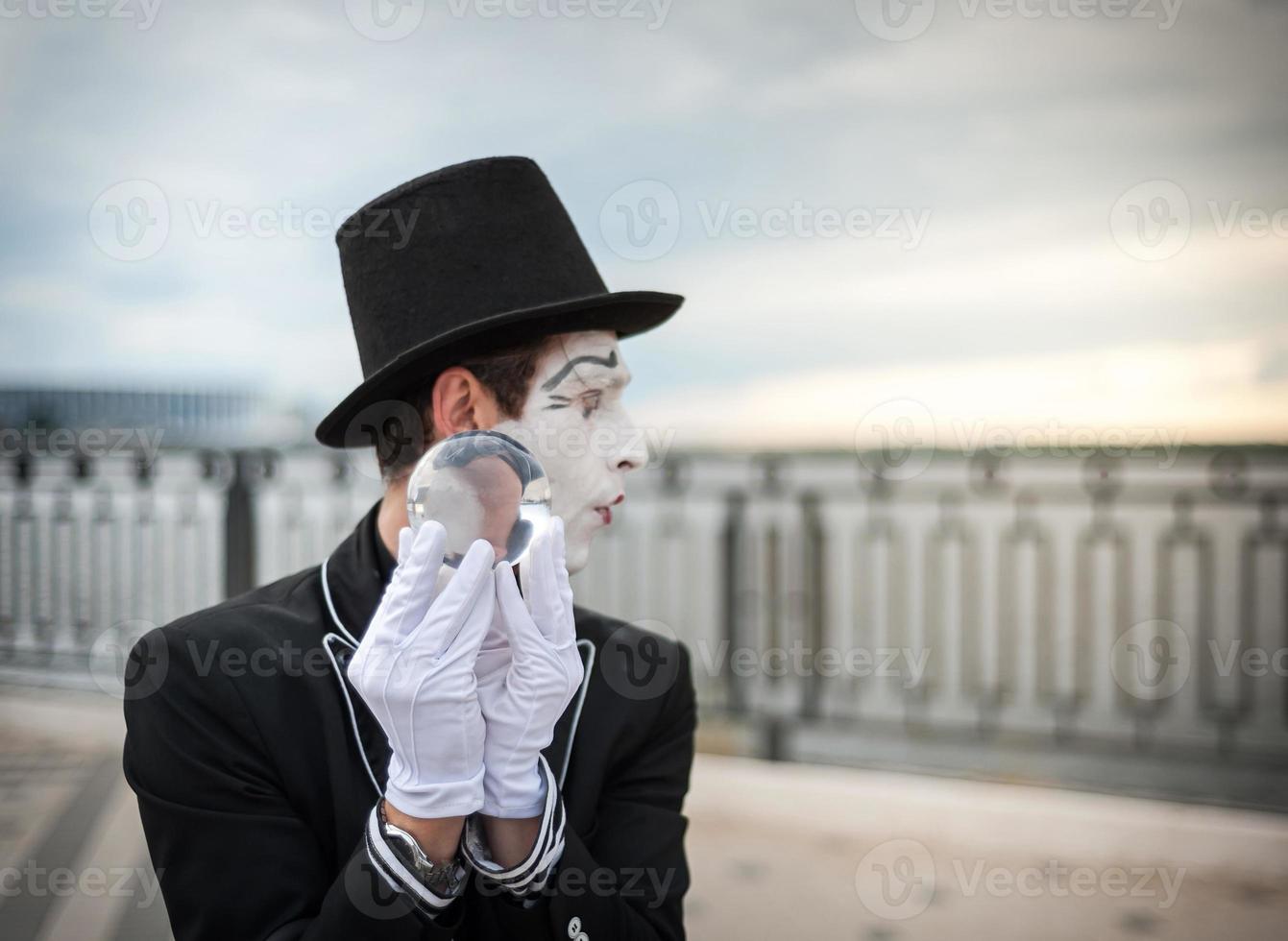 Pantomime auf der Straße, der darauf wartet, sich mit seiner Geliebten zu treffen foto
