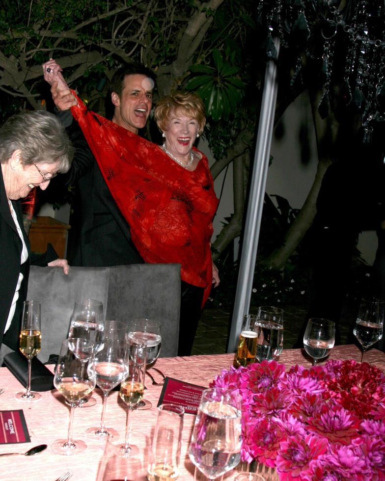 christian leblanc und jeanne cooper sprechen auf einer privaten party zum 80. geburtstag für jeanne cooper, die am 23. oktober 2008 von lee bell in ihrem haus in beverly hills veranstaltet wurde foto