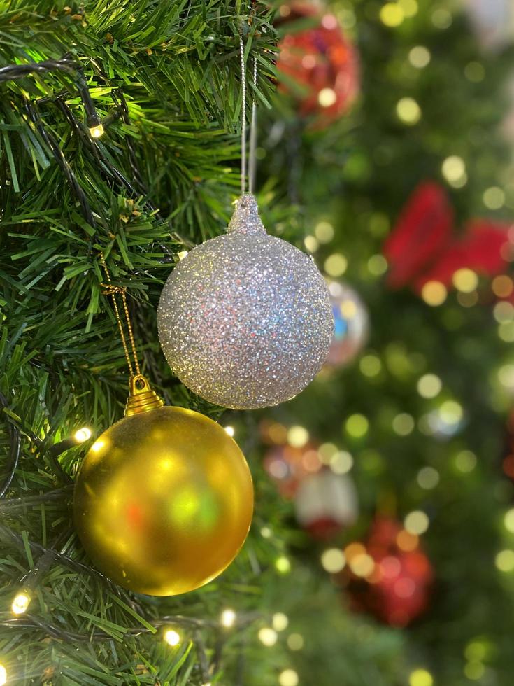 Weihnachtskugel auf Baumhintergrund. frohes neues jahr und frohe weihnachten 2023 feierkonzept foto