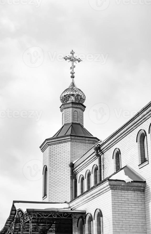 christliches Kirchenkreuz im hohen Kirchturm zum Gebet foto