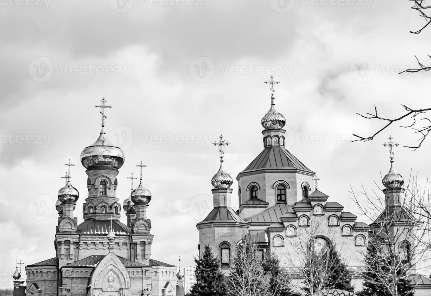 christliches Kirchenkreuz im hohen Kirchturm zum Gebet foto