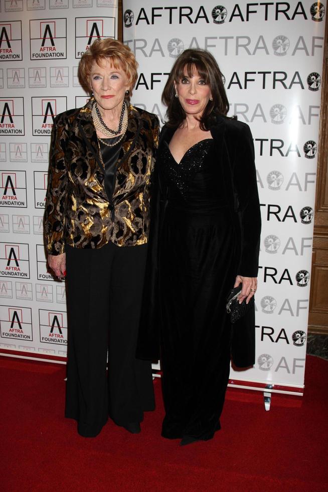 Jeanne Cooper und Kate Linder kommen am 9. März 2009 zu den Aftra Media and Entertainment Excellence Awards Amees im Biltmore Hotel in Los Angeles, Kalifornien foto