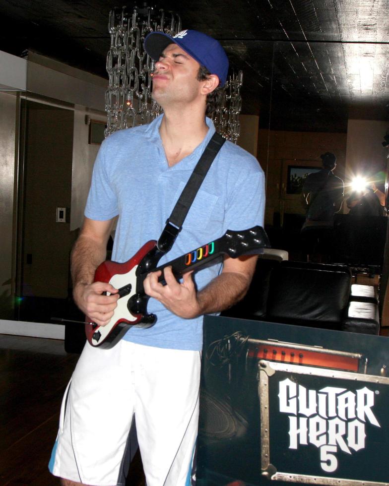 zachary levi chuck kickoff party präsentiert von guitar hero five roosevelt hotel pool los angeles, ca. 10. oktober 2009 foto