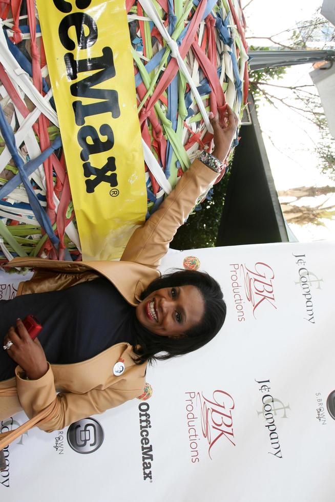 sheryl lee ralph beim einkaufen von schuhen und geldbörsen im carmen steffens store im westfield fahion square mall in sherman oaks, ca. am 9. oktober 2008 foto