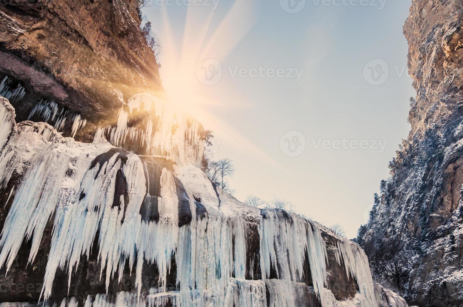 gefrorener Wasserfall bei Sonnenuntergang foto