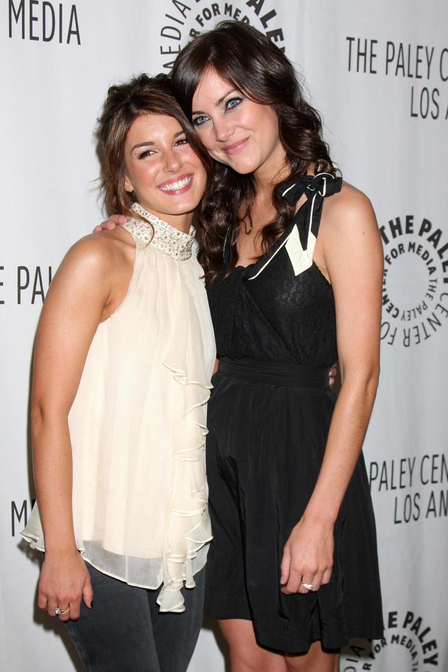 shenae grimes und jessica stroup kommen am 11. april 2009 zum paleyfest09-event 90210 im paley center for media in beverly hills, kalifornien foto