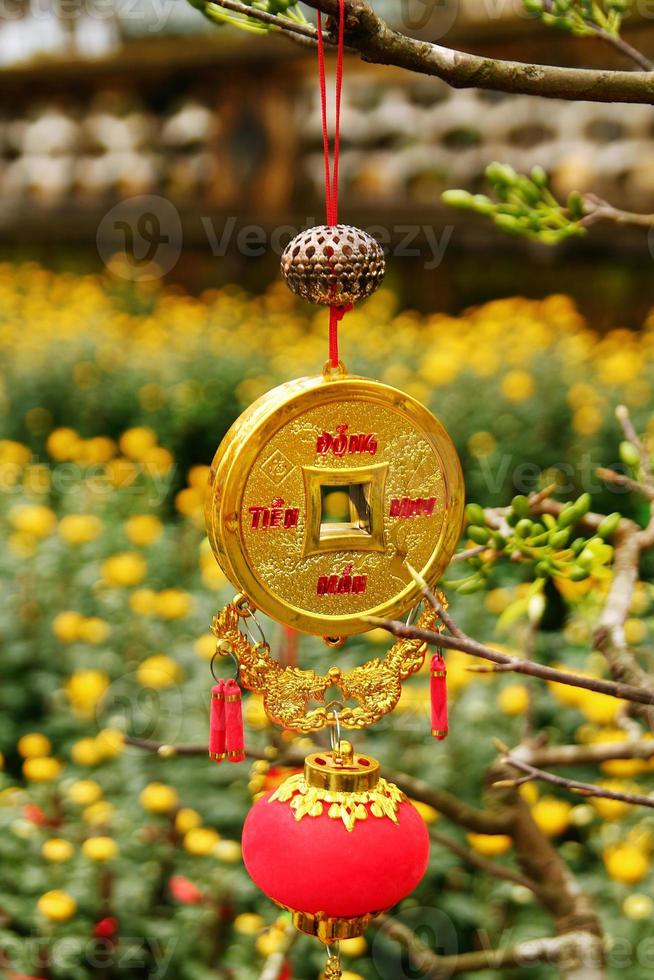 vietnamesische neujahrsdekoration auf einem verschwommenen hintergrund aus gelben blumen. Farbton, Vietnam. foto