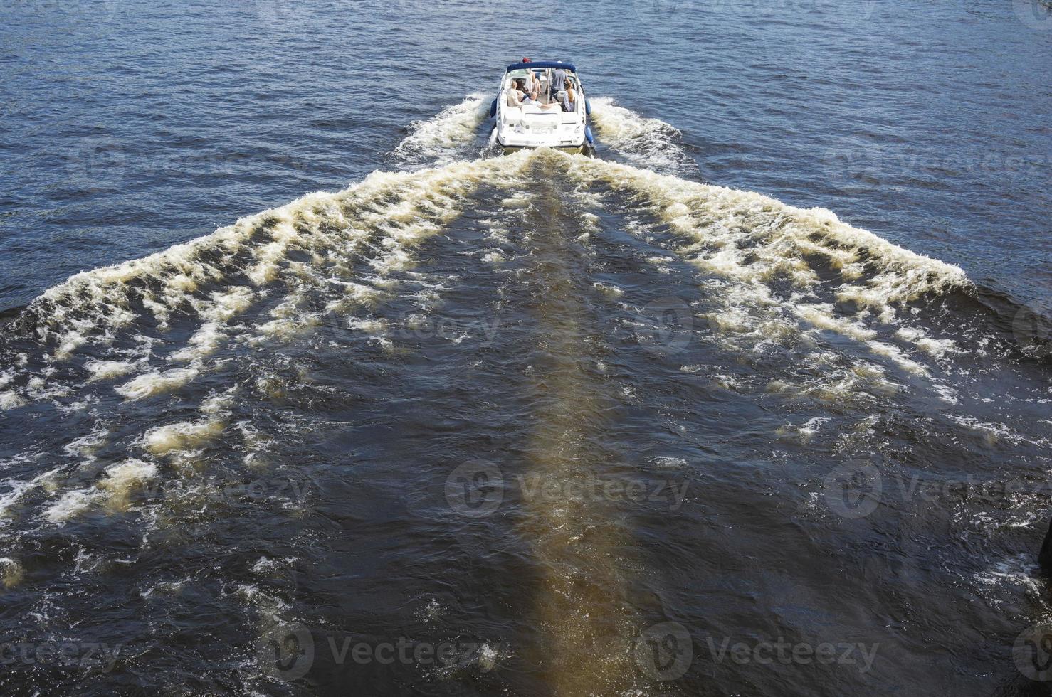Speedbootfahrten auf dem See, Speedbootfahrten auf dem Fluss, Bootsfahrten, Bootsangeln foto
