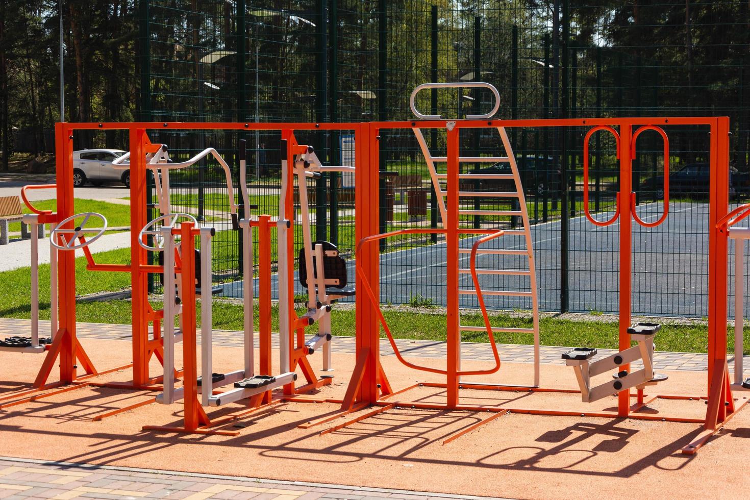 Ausrüstung für Outdoor-Sportarten, Training in einem öffentlichen Outdoor-Fitnessstudio in einem Stadtpark. gesundes lebensstilkonzept foto