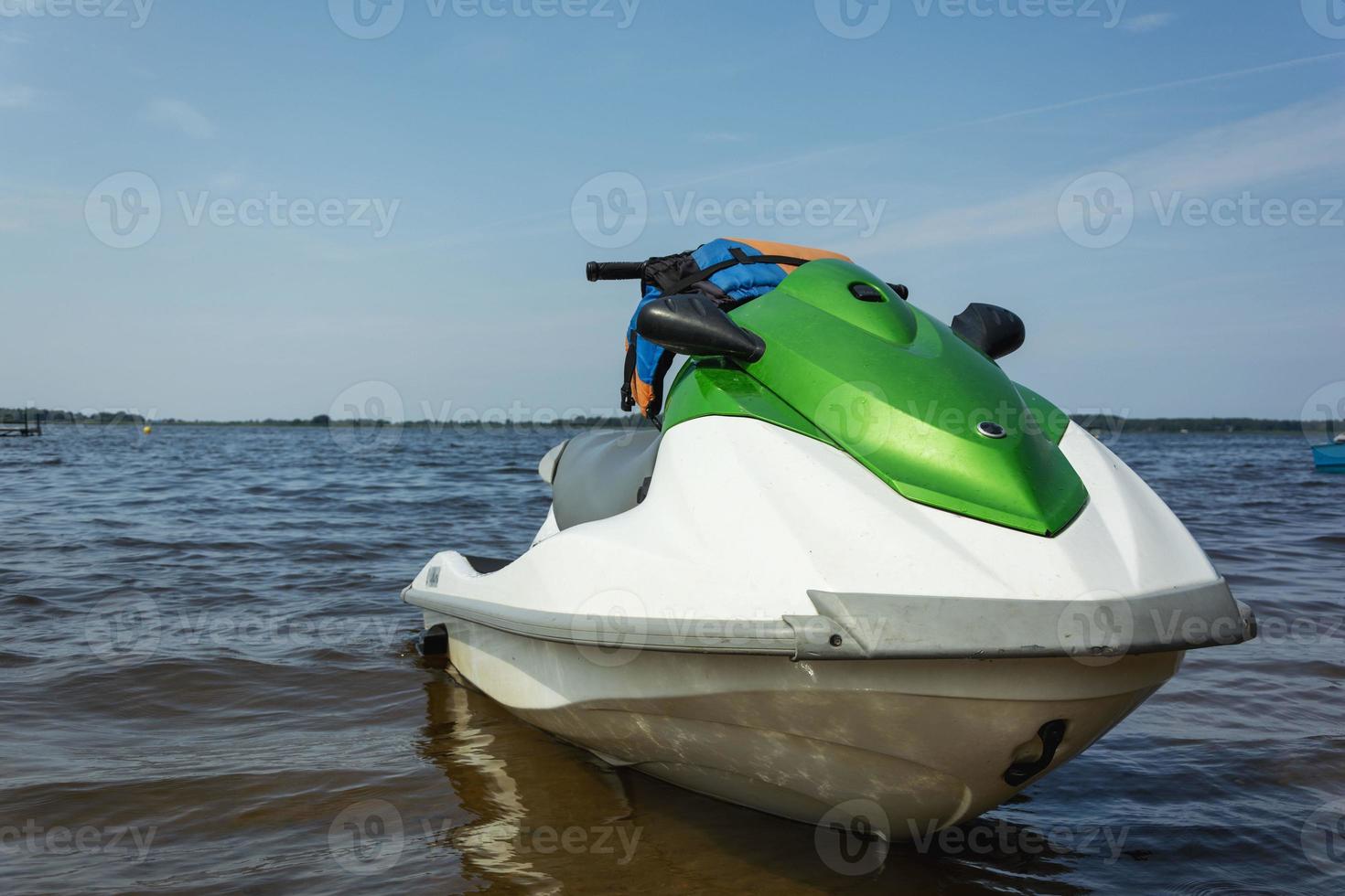 schöner jetski auf dem see, jetski, aktiver lebensstil, wasser, wärme, urlaub foto