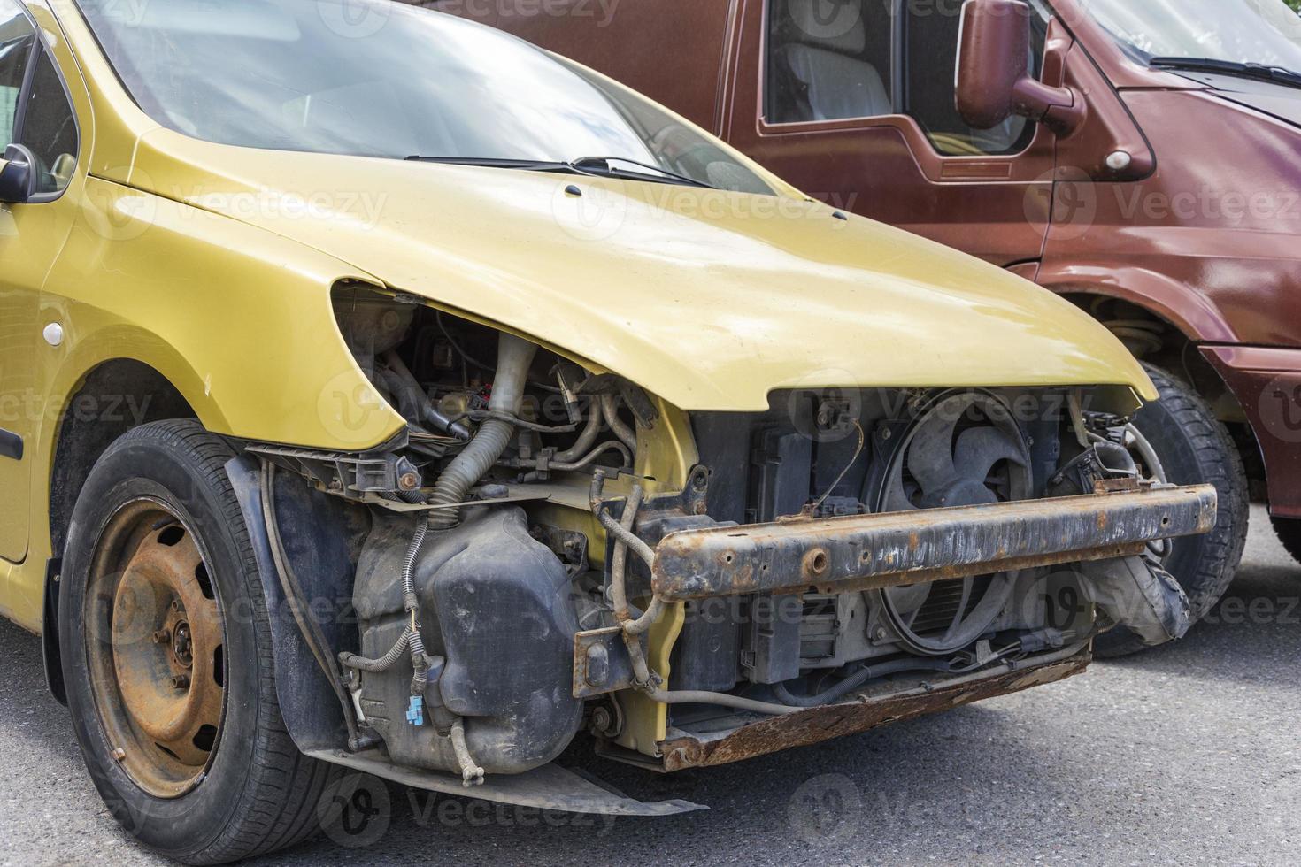 Personenkraftwagen ohne Scheinwerfer und Stoßstange, Autoreparatur nach einer Kollision, Reparatur nach einem Unfall foto