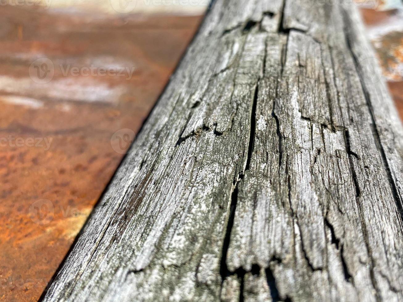 Oberflächenstruktur aus naturgrauem Holz in Form eines Brettes und rostiger, alter, oxidierter, korrosiver Metalleisen-Nahaufnahme. der Hintergrund foto