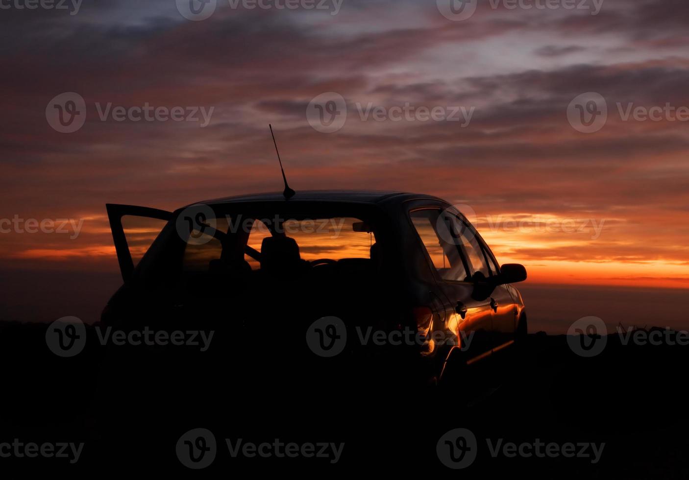 Auto Und Sonnenuntergang Im Hintergrund Stock Foto