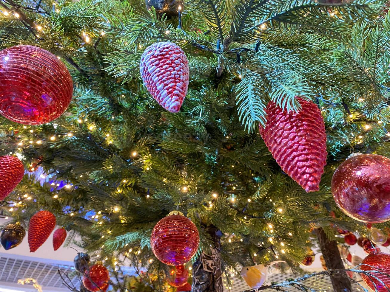 handgemachter weihnachtsball mit schleife auf verschwommenem funkelndem und feenhaftem hintergrund foto