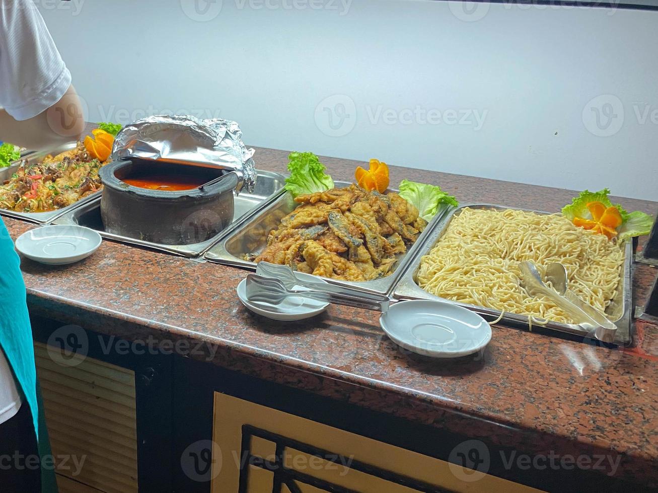 große Auswahl an Speisen. Fisch, Müsli, Nudeln, Saucen - Barzahlung in großer Schüssel im Restaurant Selbstbedienung im Hotel alles inklusive. Straßenessen foto