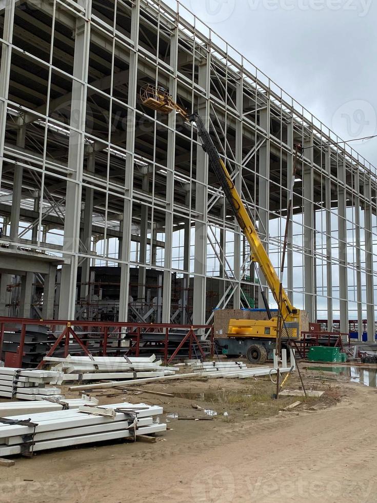 der prozess der konstruktion und reparatur eines neuen modernen monolithischen rahmenblockgebäudes aus zementbetonsteinplatten eines hauses mit eisenverstärkung auf einer industriebaustelle foto