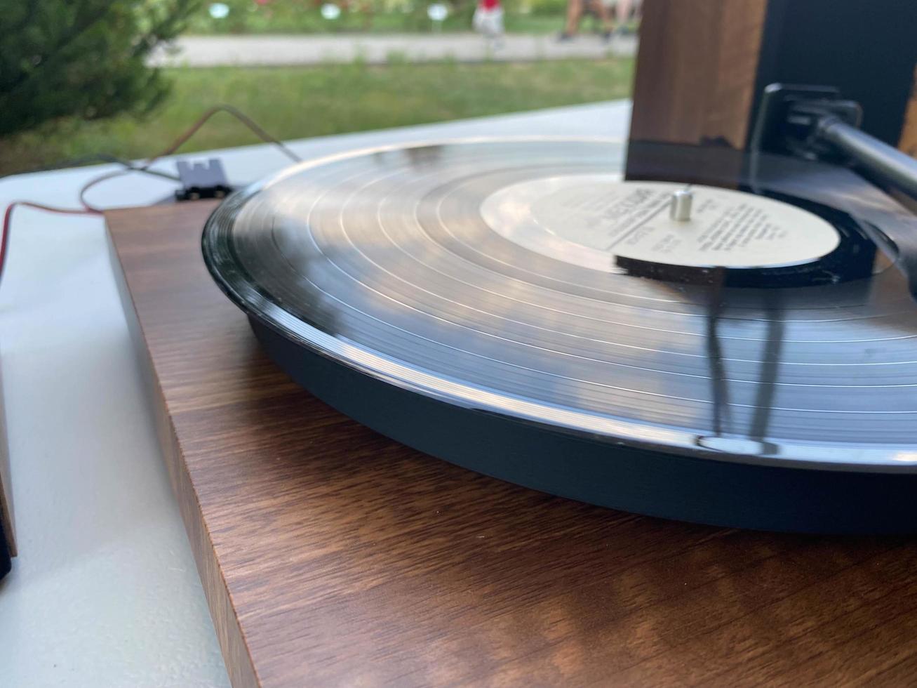 Musikalisch schöner Hipster-Plattenspieler für alte Retro-Antik-Vinyl-Schallplatten foto