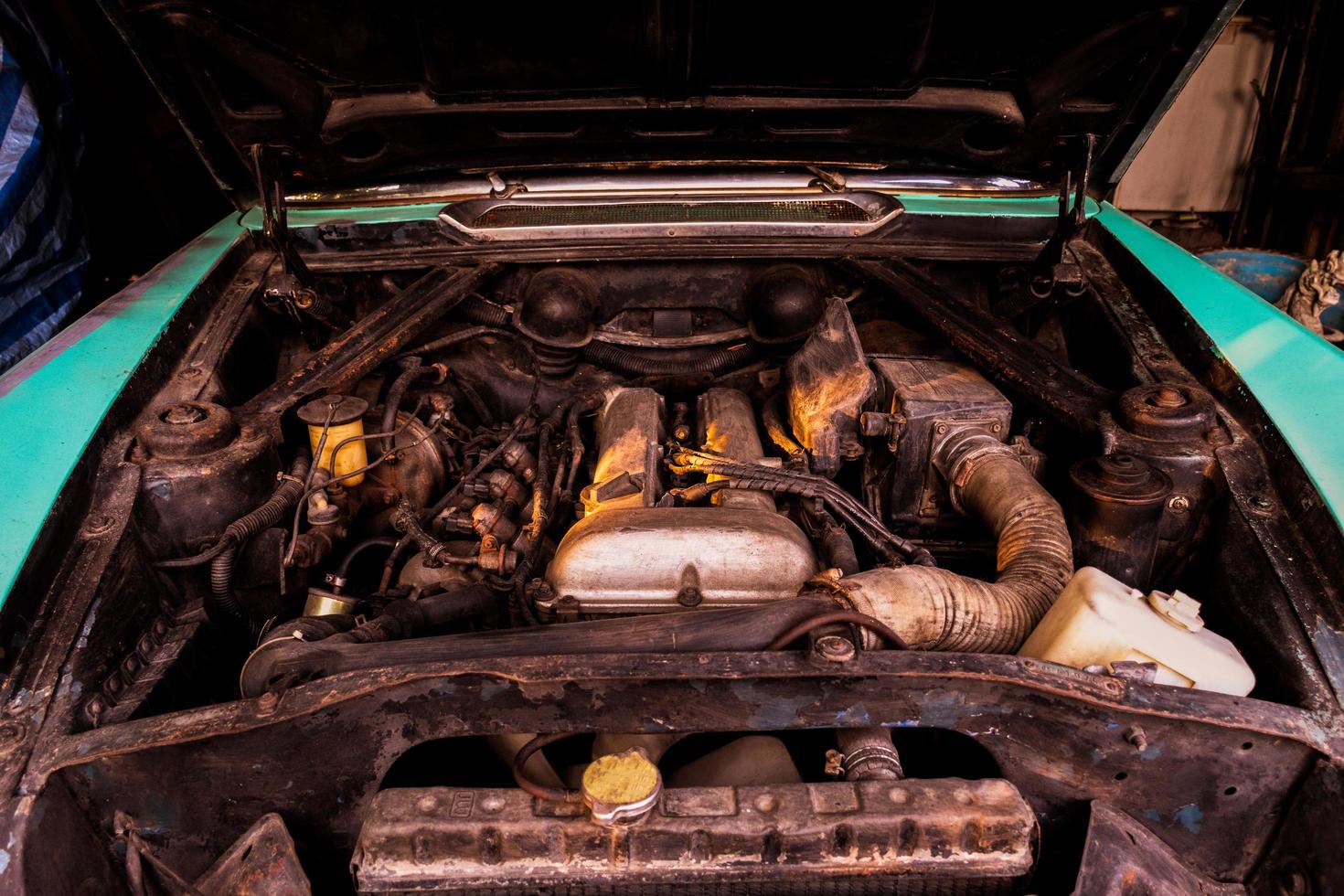 Grünes Retro-Auto mit offener Motorhaube foto