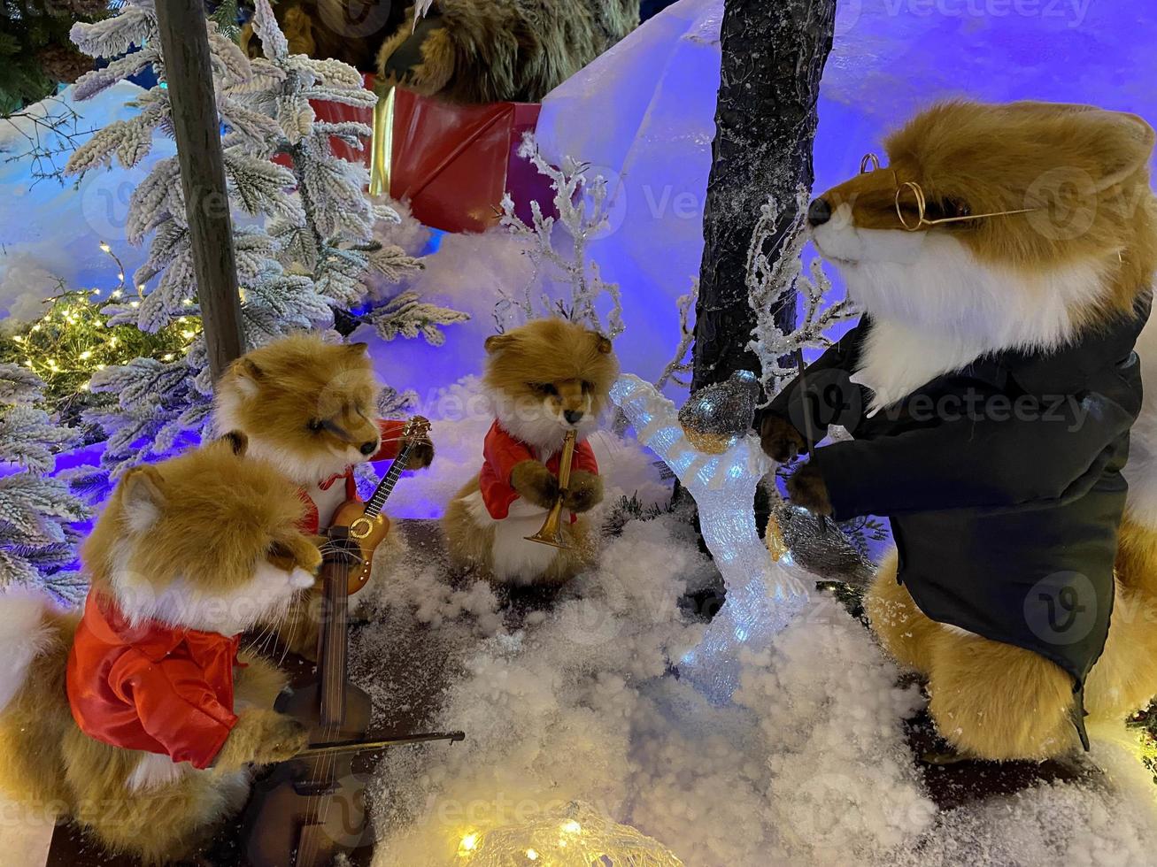 Spielzeugfuchs sitzt in einem Märchenwald. das konzept von neujahr und weihnachten. festliche Dekoration. eine Märchenfigur Rotfuchs. ausgefallene ideen zum schmücken des weihnachtsbaums foto