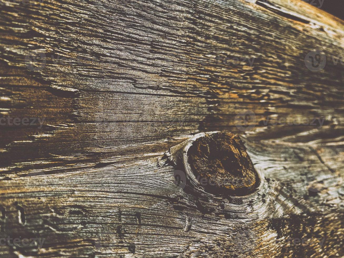braune holzstruktur aus naturholz aus x-planken mit knoten, nahansicht. der Hintergrund foto