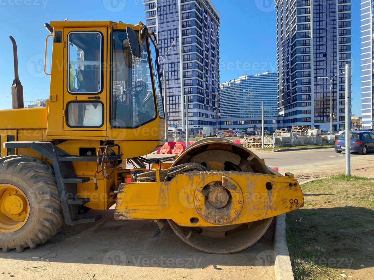 straßenwalze, die während der asphaltstraßenreparatur auf der baustelle arbeitet. Pflasterwalzenmaschine auf Pflasterarbeiten foto