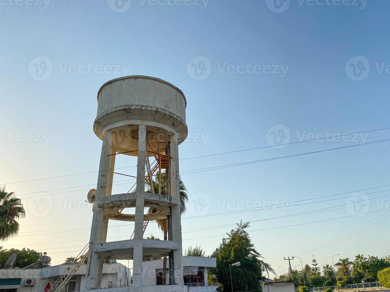 Ein großer Wildwasserturm vor dem Hintergrund des Himmels und der Palmen in einem touristischen warmen östlichen tropischen Land im Süden foto