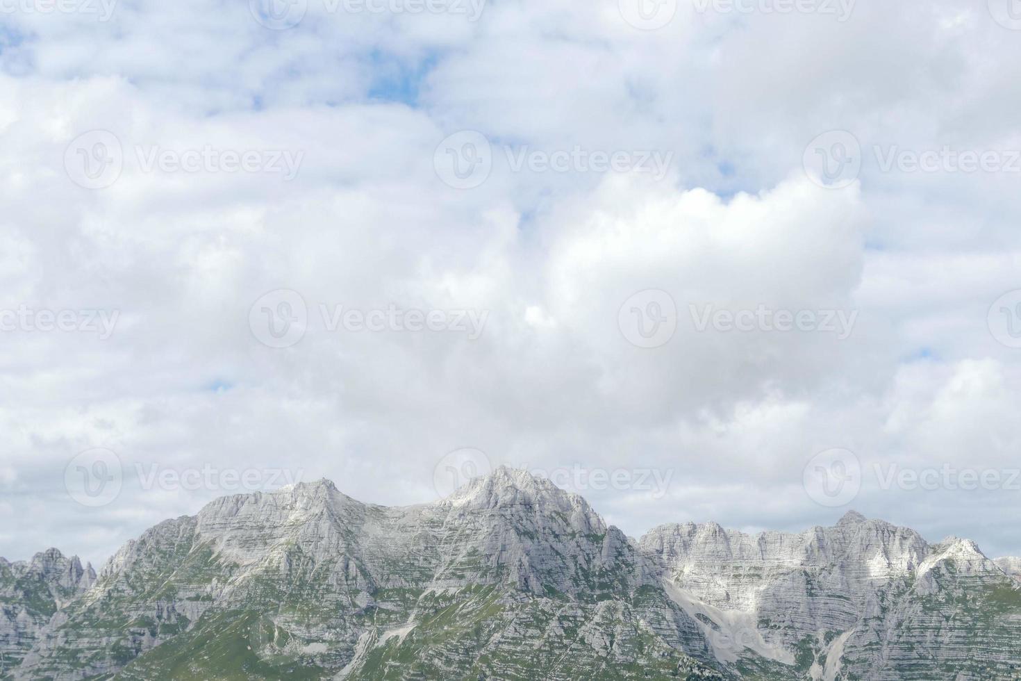 Berggipfel und Wolken foto