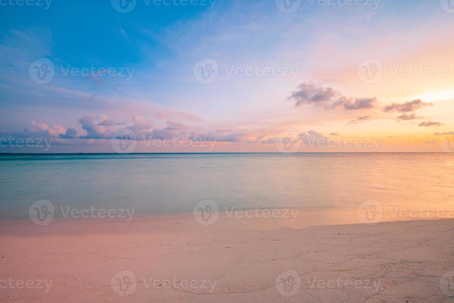 friedlicher ruhiger sonnenuntergang strand nahaufnahme. abstrakte strandinspirationsmotivation, bunter himmel, ruhiger wellenhorizont. Meeresbucht Wolken. idyllische Sommerküstenlandschaft. mediterrane tropische Küstenküste foto