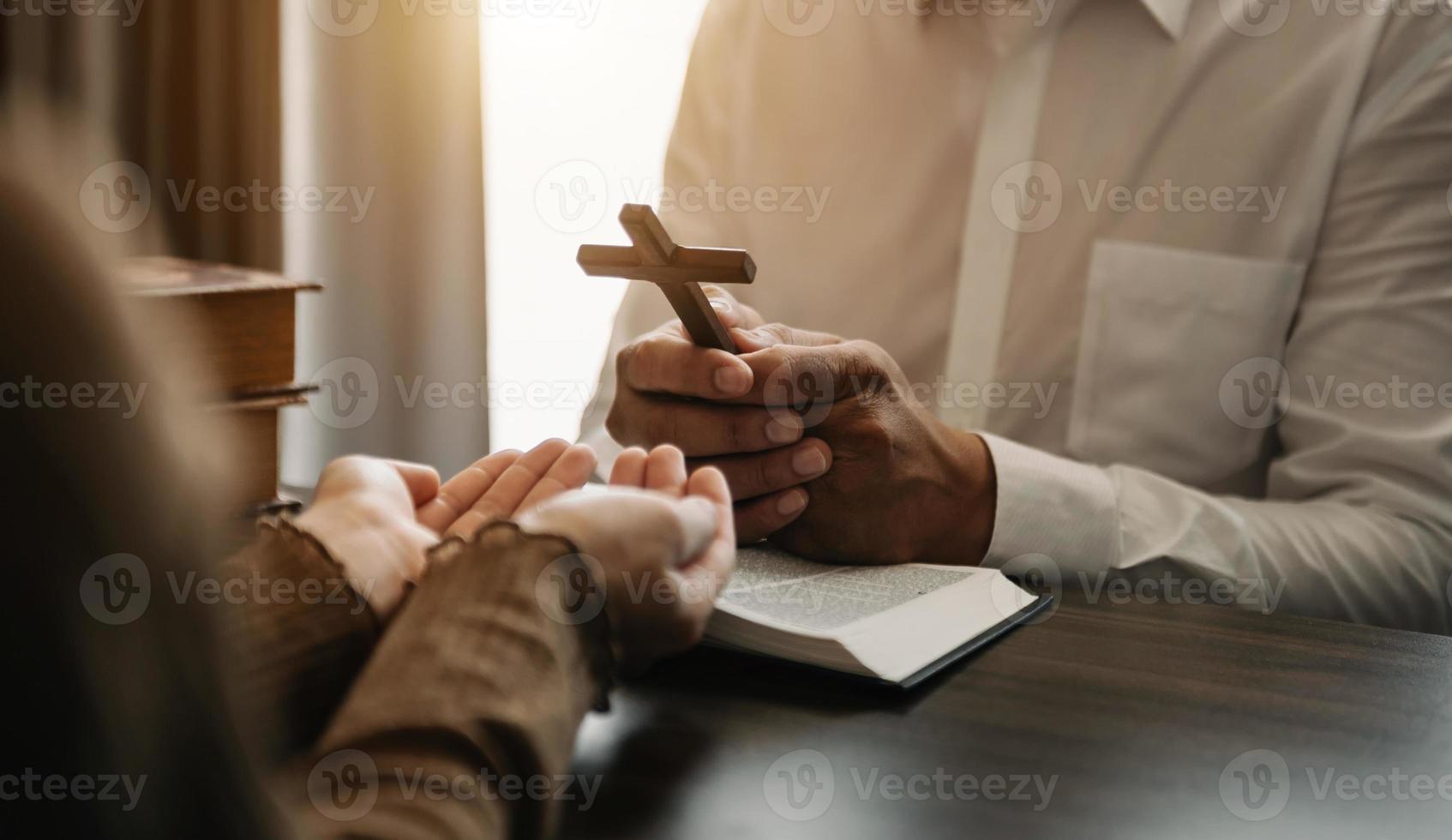 frauenhand mit kreuz .konzept der hoffnung, des glaubens, des christentums, der religion, der kirche und des betens zu gott. auf den Tisch foto