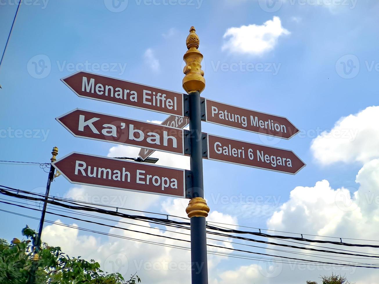 konzeptionelles Straßenschild gegen den strahlend blauen Himmel im indonesischen Stadtpark Madiun. foto