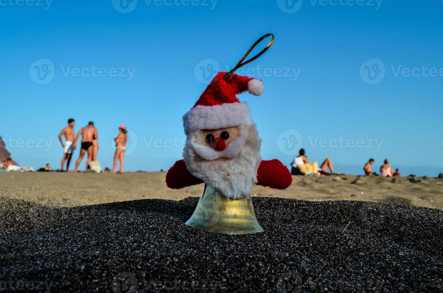 Weihnachtsmann-Ornament auf dem Boden foto