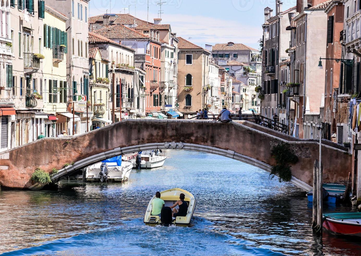 Nicht identifizierte Personen in einem Boot in Venedig, Italien, ca. Juni 2022 foto