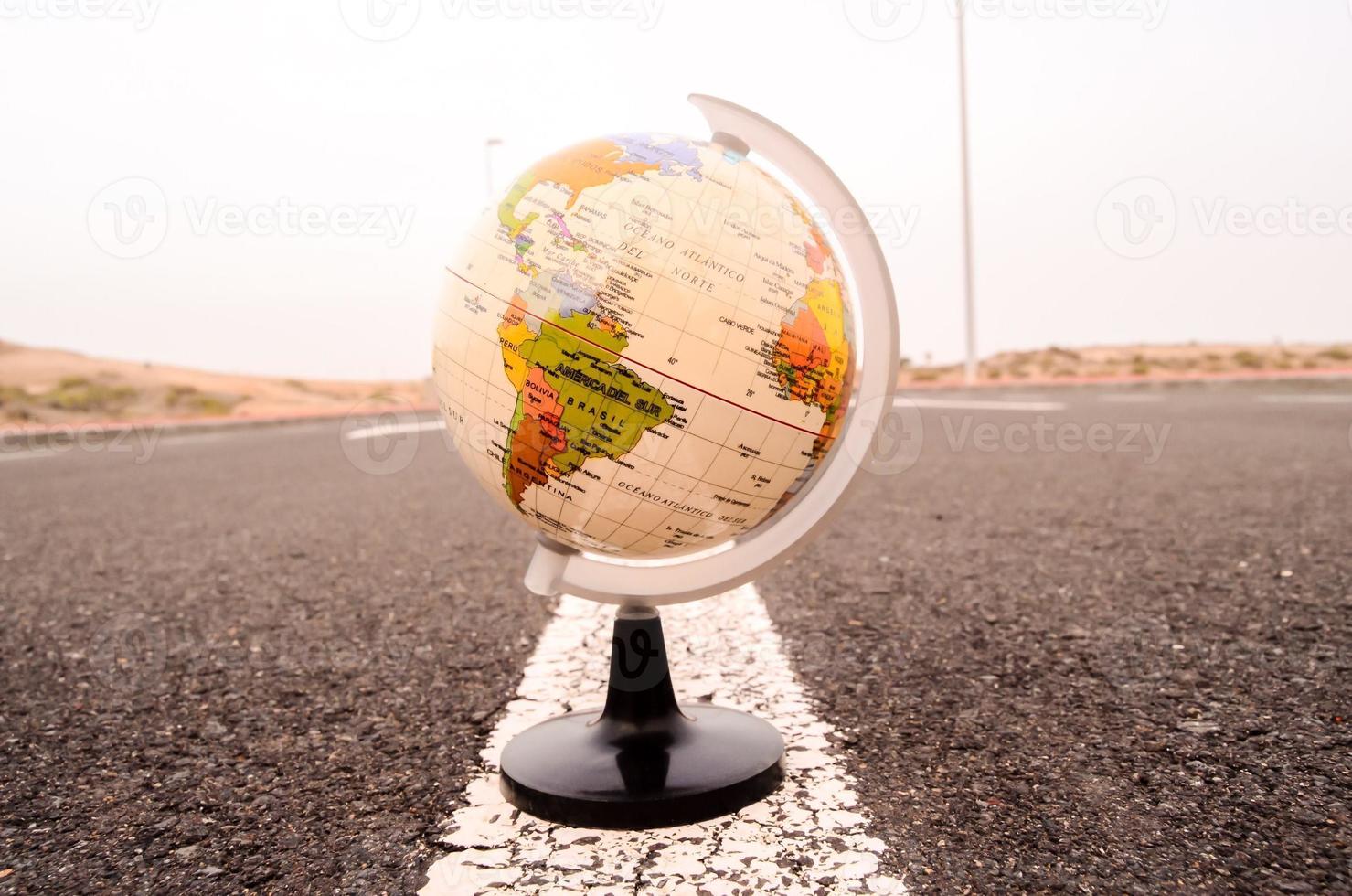 Mini-Globus auf dem Boden foto