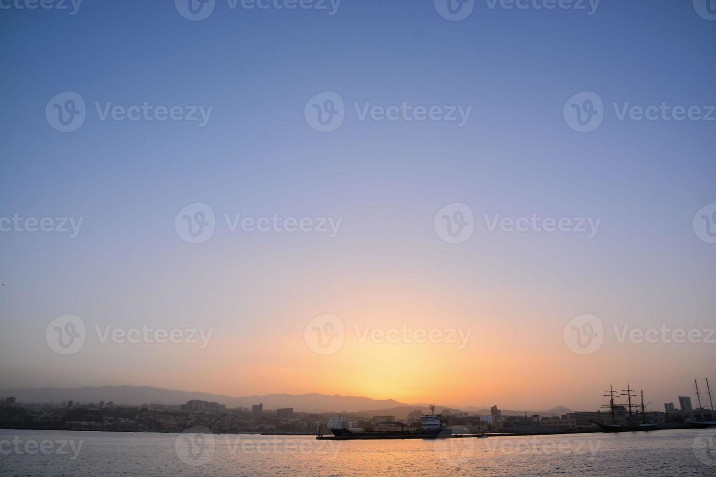 Sonnenuntergang über dem Meer auf den Kanarischen Inseln foto