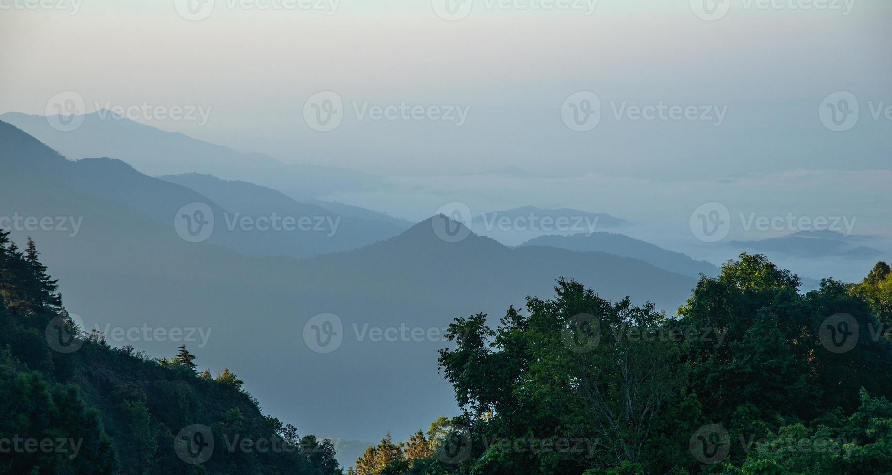 schöne landschaft des naturparks doi inthanon morgens mit dem nebel, bezirk chom thong, chiangmai foto