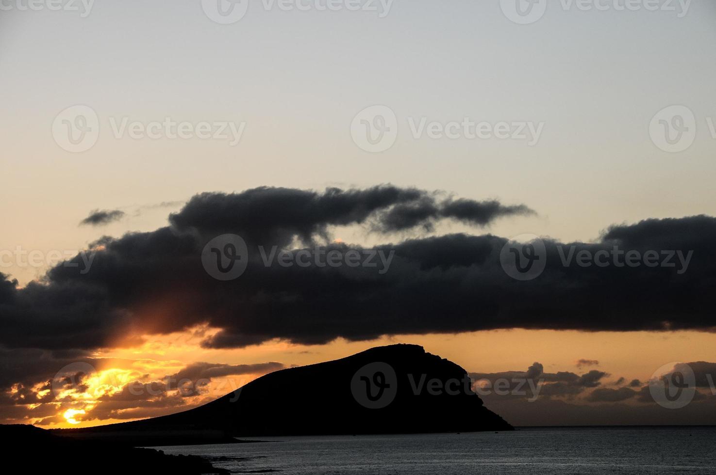 Sonnenuntergang über dem Ozean foto