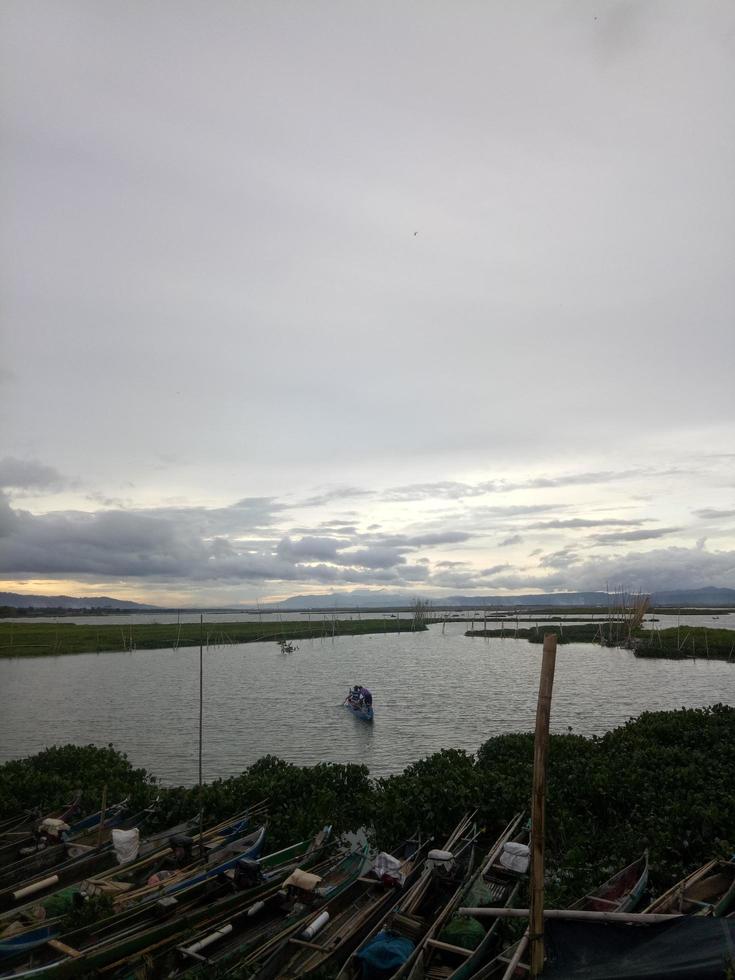 Fischerboote, die am Nachmittag am Hafen lehnen foto