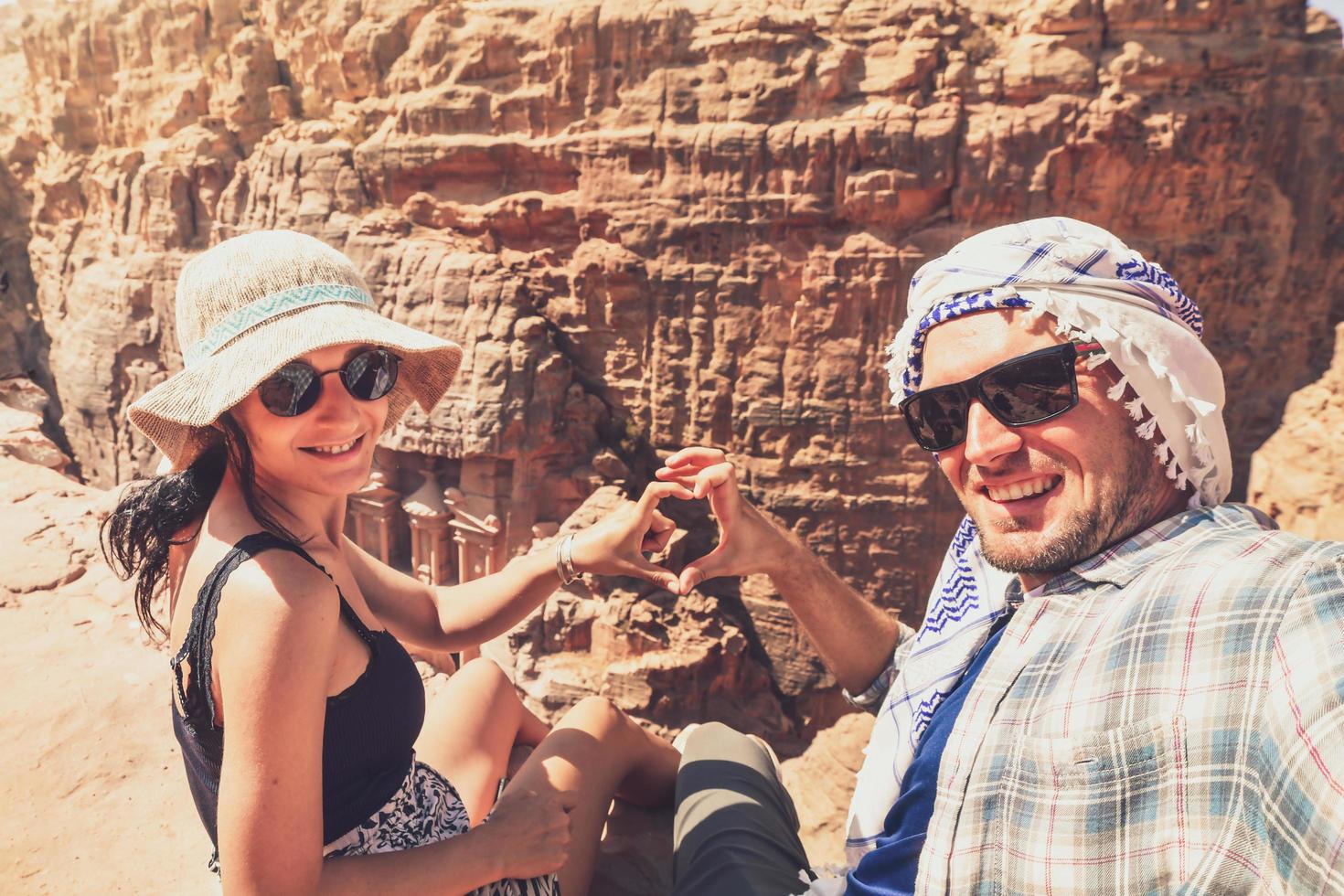 glücklicher kaukasischer im urlaub macht reise-selfie über der wunderbaren welt petra jordan foto