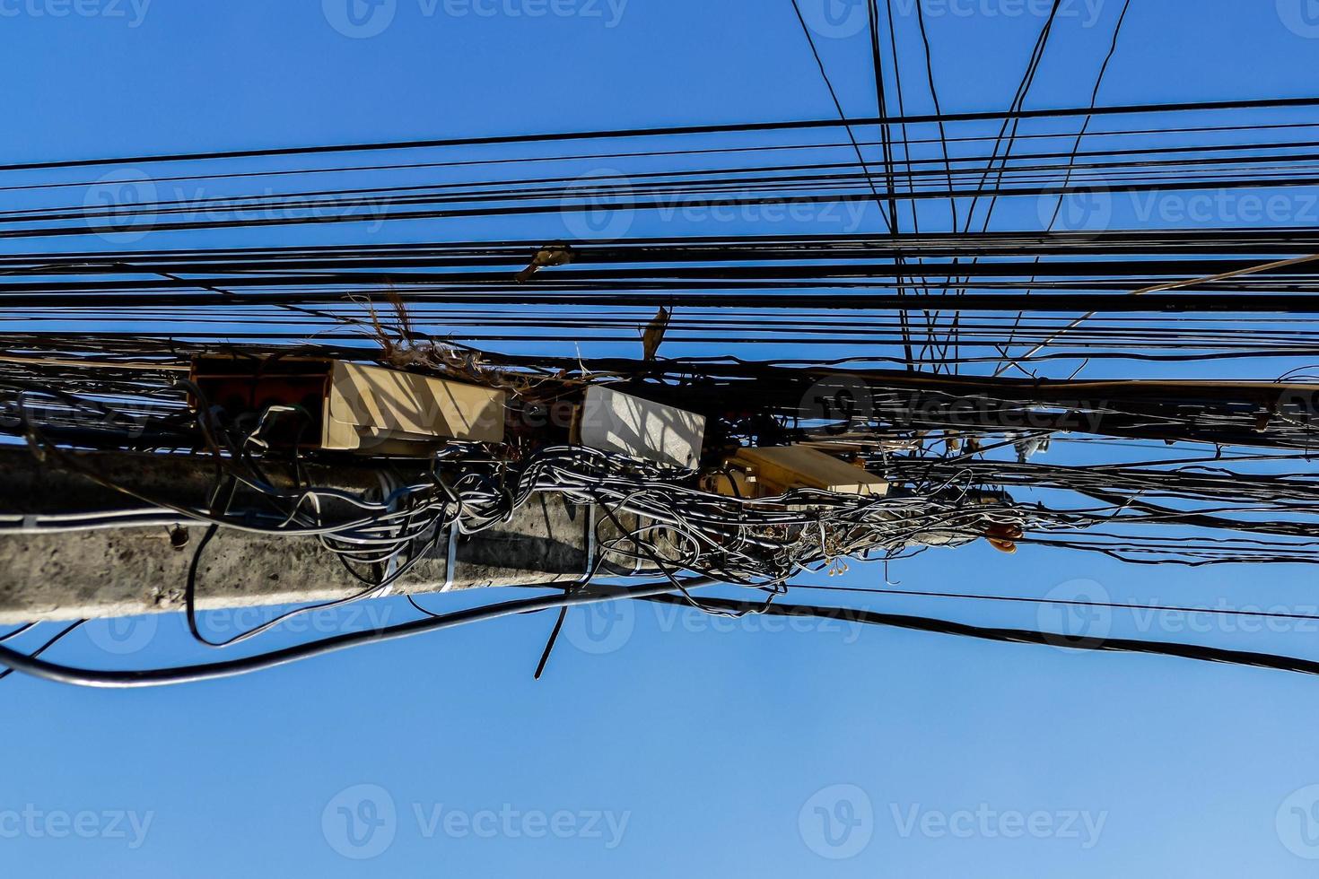 Telefonleitungen gegen den Himmel foto