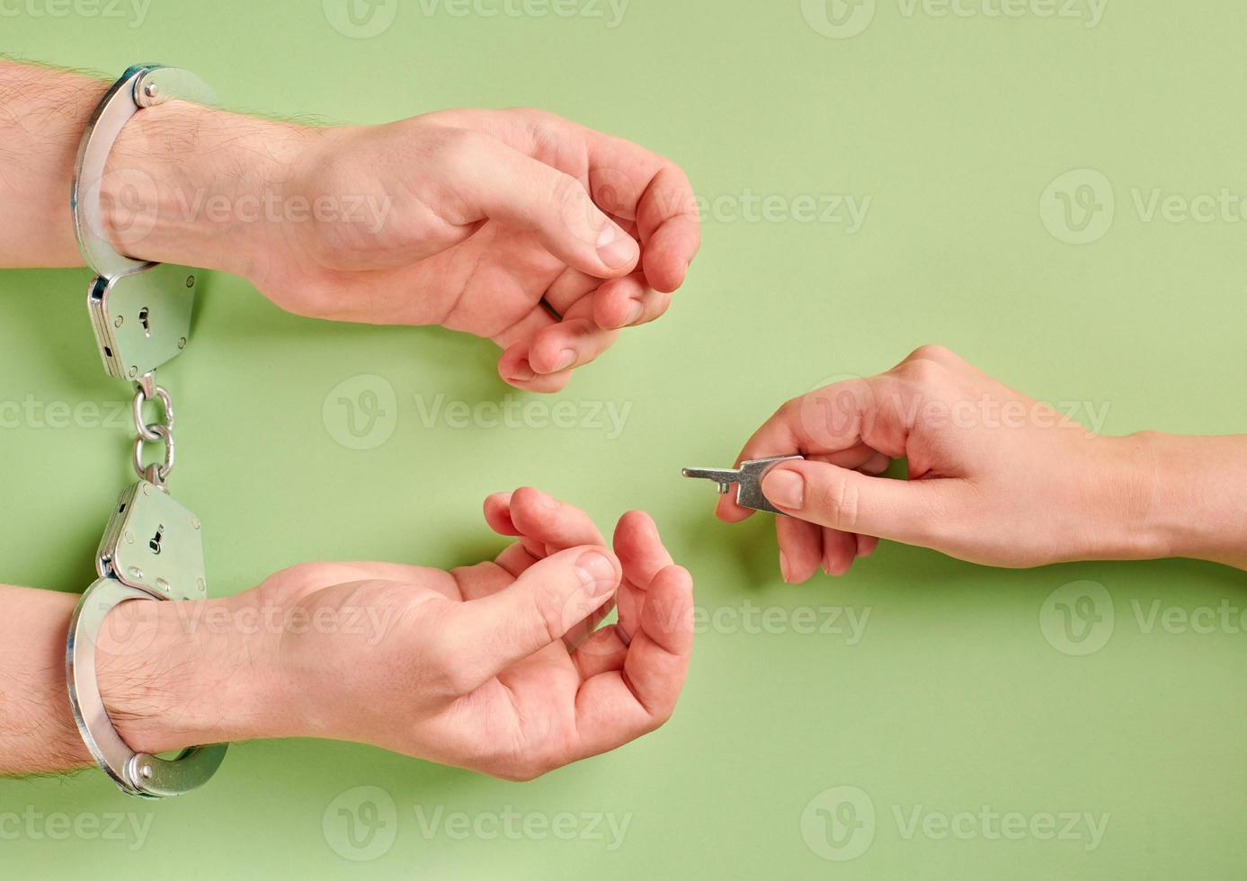 Freilassung des Gefangenen. Hände in Handschellen foto