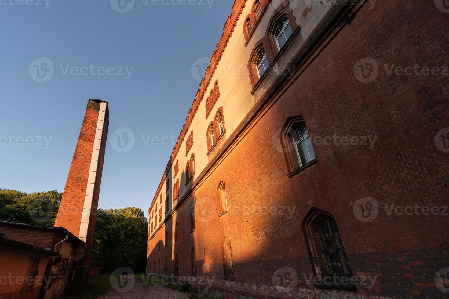 Altes Kasernengebäude und Heizraumrohr, perspektivische Ansicht von unten. historisches gebäude aus dem letzten weltkrieg foto