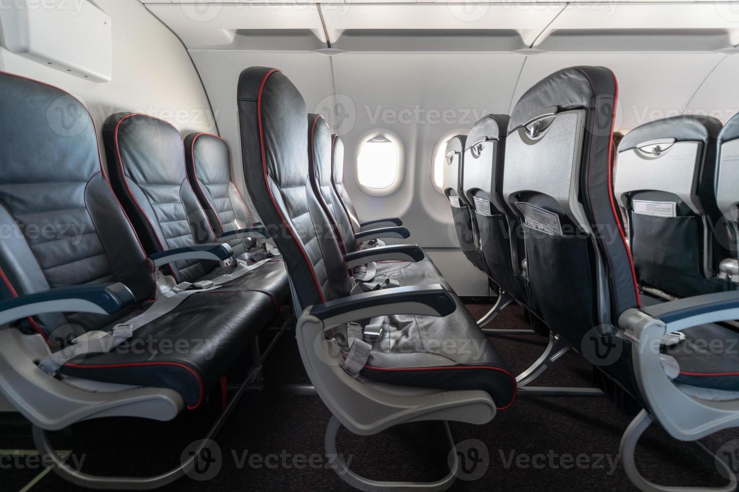 Flugzeugsitze und Fenster. Bequeme Sitze der Economy-Klasse ohne Passagiere. neue Low-Cost-Airline foto