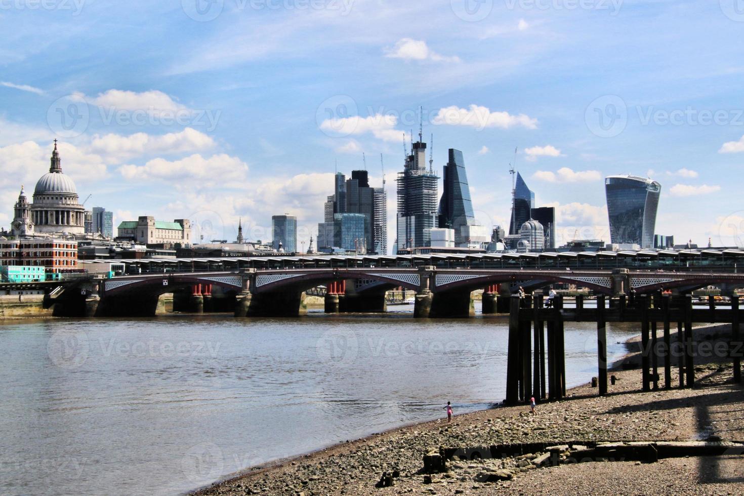 ein blick auf die st. pauls kathedrale über die themse foto