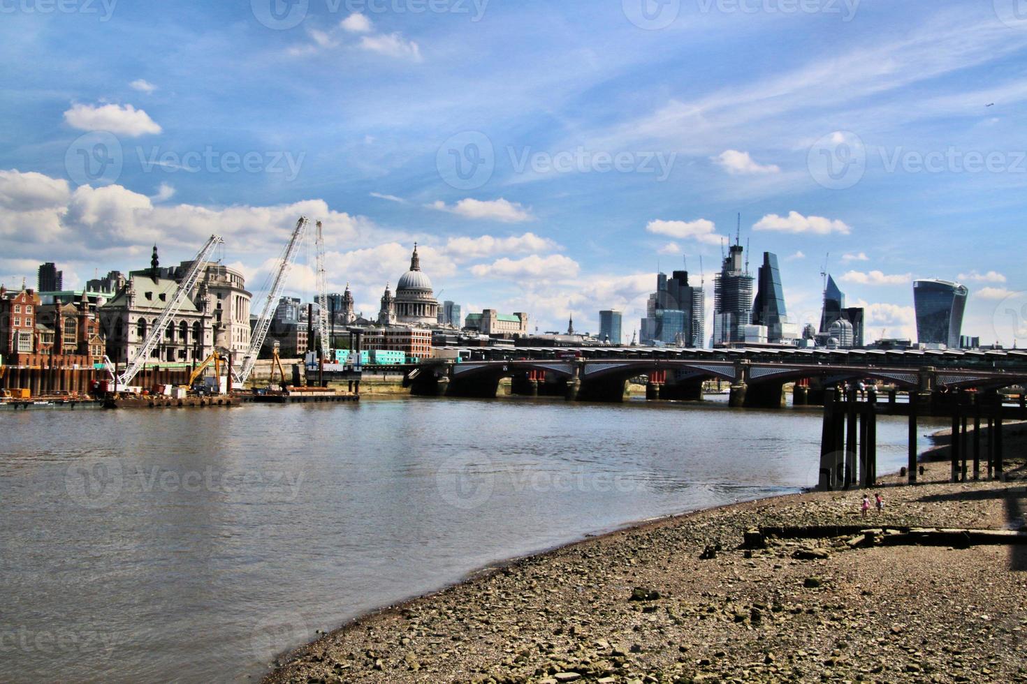 ein blick auf die st. pauls kathedrale über die themse foto