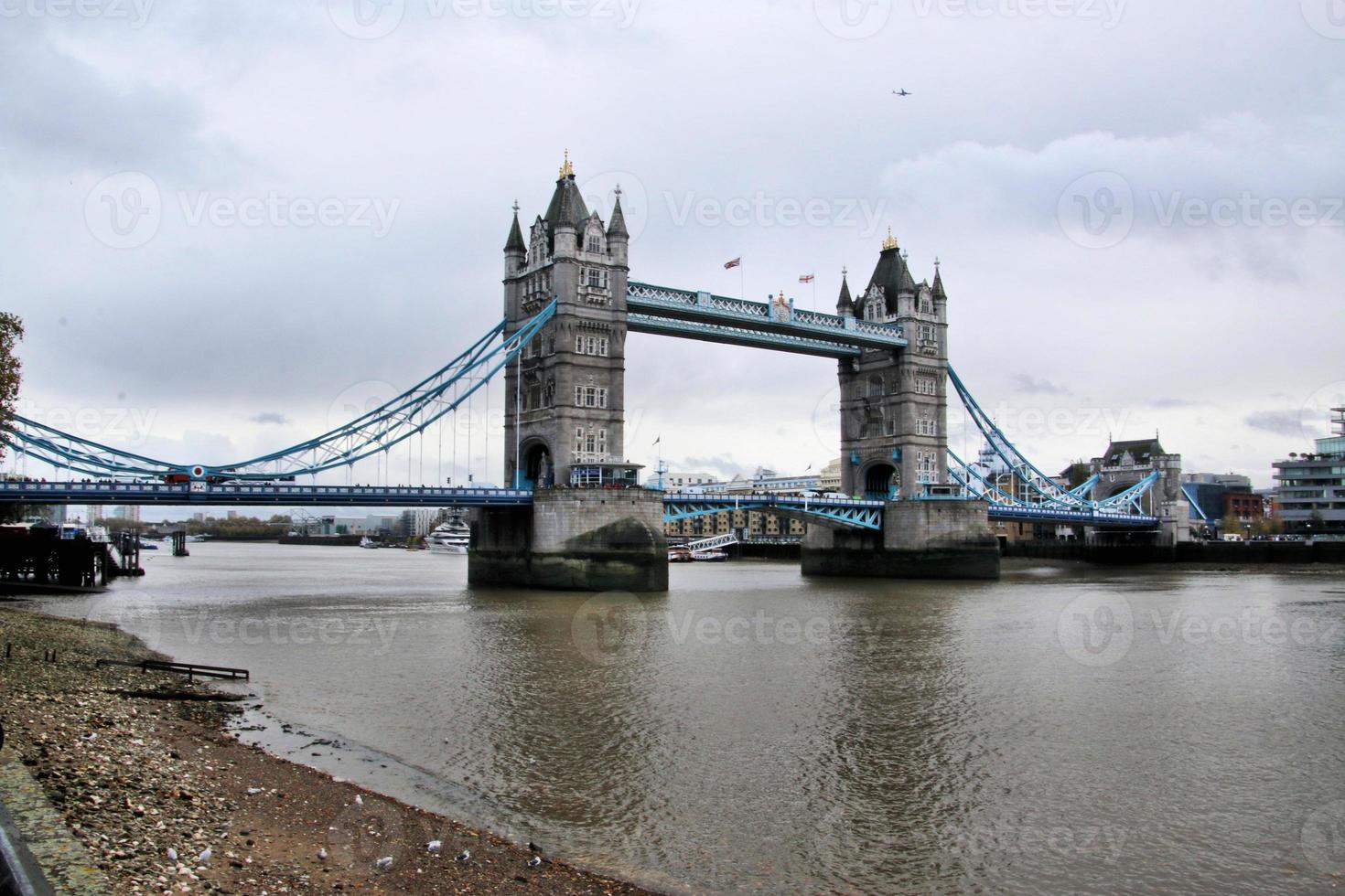 ein blick auf die themse zeigt die tower bridge foto