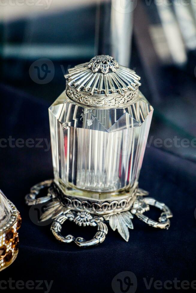 ein transparenter Diamant auf einem dekorativen Objekt foto
