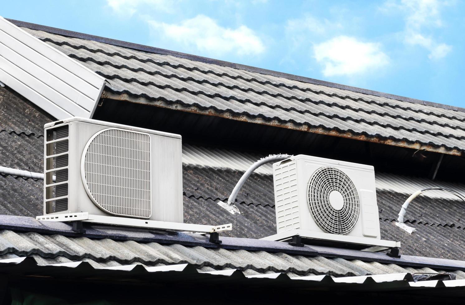 Luftkompressor auf dem Dach des Gebäudes foto