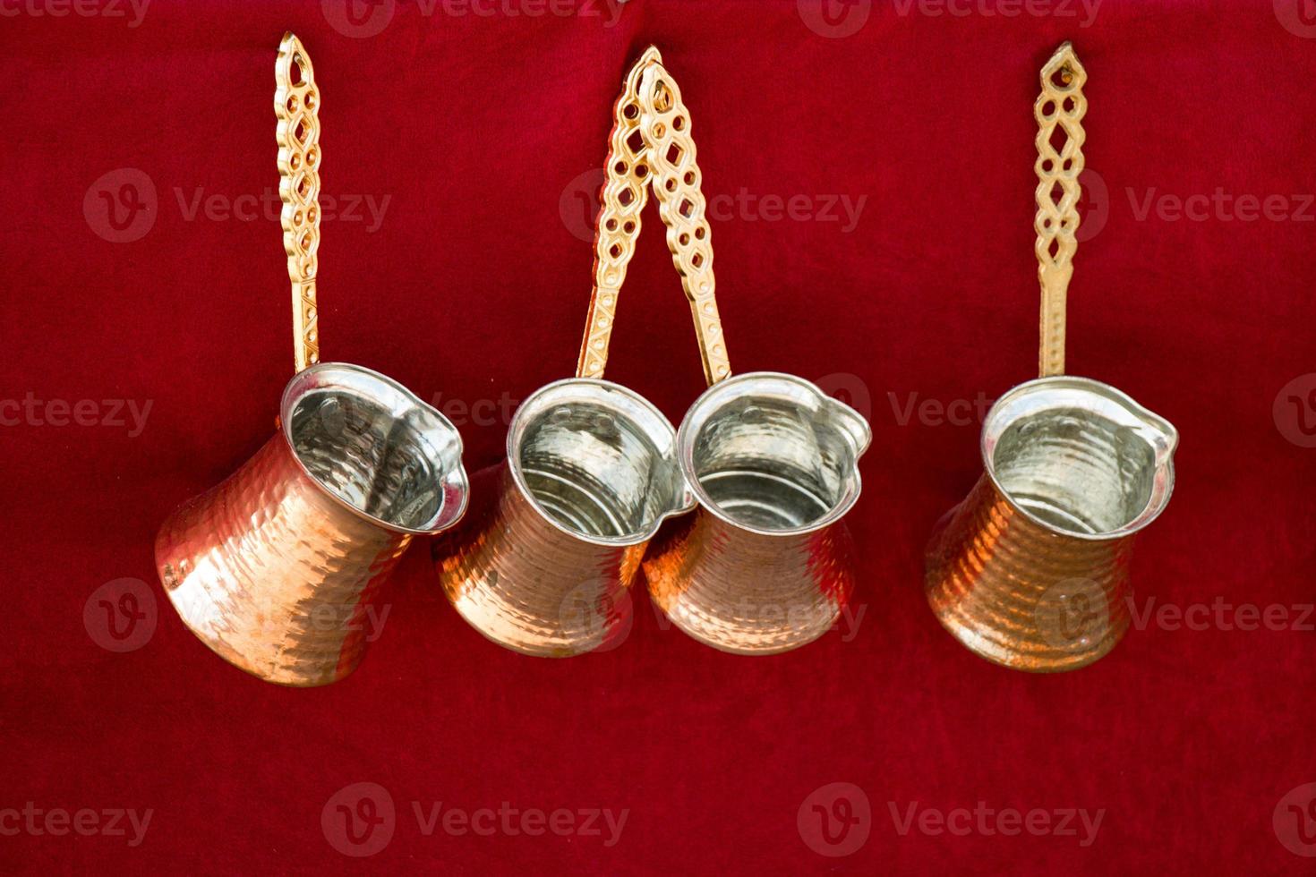 Türkische Kaffeekannen aus Metall im traditionellen Stil foto